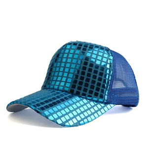 Detail van de laserreflecterende blauwe pailletten en het mesh van de baseballpet