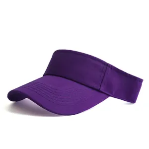Vue détaillée de la visière en coton violet foncé avec surpiqûres de bord incurvées