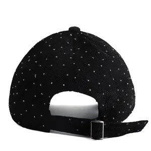 Vue arrière de la casquette de baseball noire à paillettes avec clous et boucle métal