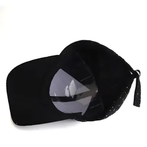 Détail de la casquette noire à paillettes avec boucle métallique réglable au dos