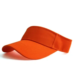 Détail de la visière pare-soleil orange vif avec coutures renforcées sur le bord incurvé
