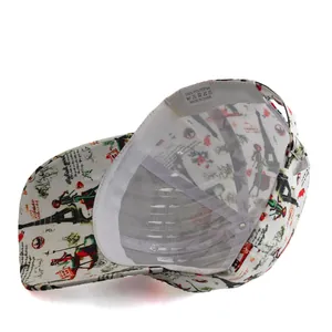 Detalle de la malla interior de 100% poliéster y hebilla metálica de la gorra estampada