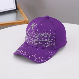 Cappellino da baseball viola con lettere Queen in strass argentati e corona sul davanti