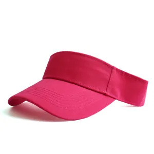 Détail du chapeau visière en coton rose avec coutures renforcées sur le large bord
