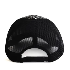 Zwarte reflecterende ruitjes truckerpet met ademend mesh en verstelbare snapback-sluiting
