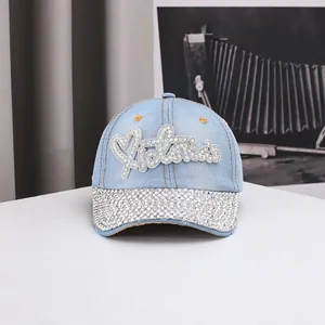 Berretto da baseball in denim azzurro con logo Victoria in strass e visiera scintillante