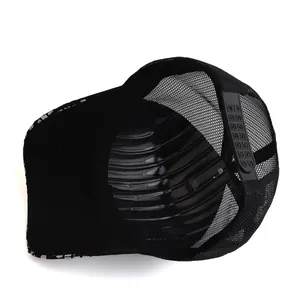 Detailweergave van de ademende mesh-achterkant en verstelbare snapback op zwarte pet