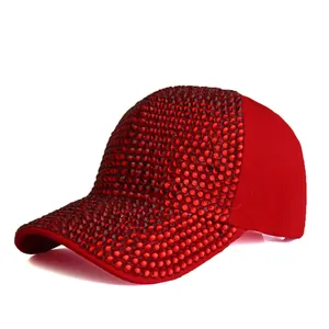 Dettaglio dei brillantini rossi sulla visiera e sulla parte anteriore del cappello