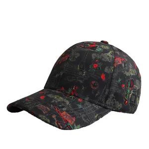 Gorra de béisbol negra con estampado floral vintage y Torre Eiffel sobre un fondo blanco