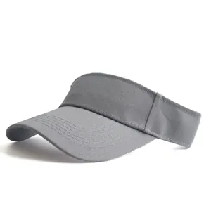 Détail de la visière en coton gris avec coutures renforcées sur le bord du chapeau