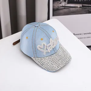 Berretto da baseball in denim blu da donna con strass scintillanti e motivo cuore lettera