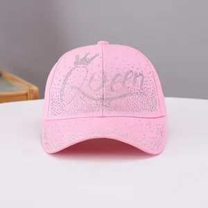 Berretto da baseball rosa con strass scintillanti, corona e scritta Queen in stile moderno