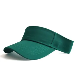 Détail d'une visière pare-soleil vert foncé en coton avec coutures soignées sur le bord