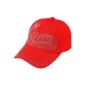 Cappellino da baseball rosso con strass argentati, scritta Queen e design a corona donna