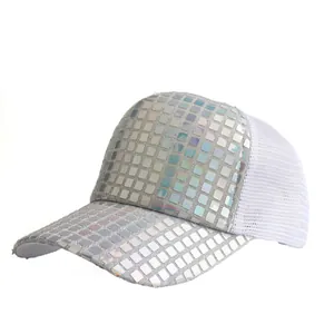 Laser reflecterende zilveren pailletten baseballpet met witte mesh voor zonbescherming