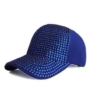 Dettaglio del cappello da baseball blu scuro con strass densi sulla visiera e corona