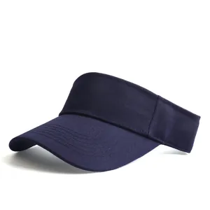 Détail de visière pare-soleil en coton bleu marine avec bord incurvé et surpiqûres