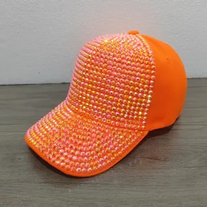 Dettaglio del berretto arancione acceso con strass multicolori scintillanti