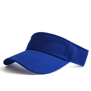 Gros plan sur une visière en coton bleu marine avec coutures renforcées sur le bord