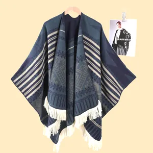 Böhmisches Strick-Poncho mit geometrischen Mustern und cremefarbenen Fransen