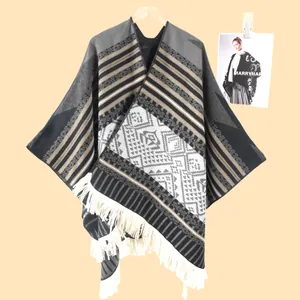 Detailansicht eines Ponchos im Western-Stil mit Stammes-Jacquard und langen Fransen