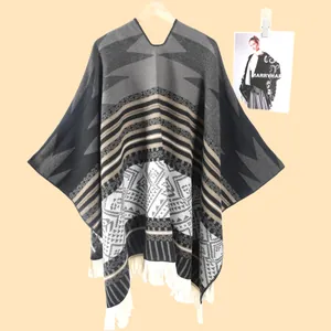 Detail von Strick-Poncho mit geometrischem Muster, Fransen und V-Ausschnitt