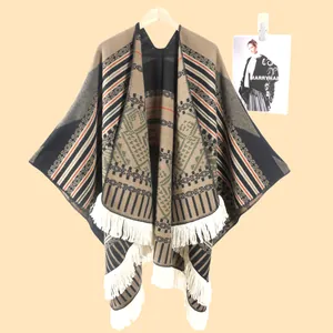 Detail von Boho-Strickponcho mit geometrischen Mustern und Fransen für Herren