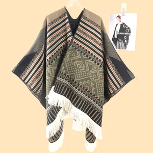 Detail eines Vintage Strick-Ponchos mit geometrischen Mustern und weißen Fransen