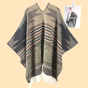 Detailansicht des Western-Ponchos mit geometrischem Muster und weißen Fransen am Saum