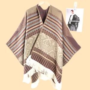 Detailansicht eines böhmischen Strickschals mit geometrischen Mustern und Fransen am Saum