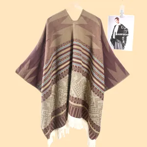 Detailansicht von Boho-Strickponcho mit Fransensaum und geometrischem Ethno-Print