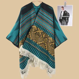 Nahaufnahme eines Strickschals im Ethno-Stil mit geometrischen Mustern und Fransen