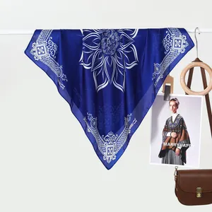Foulard in seta blu reale con stampa floreale mandala bianca su sfondo bianco