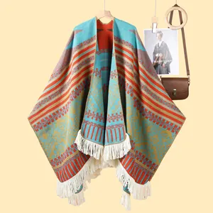 Ethno-Poncho mit geometrischem Muster und weißen Fransen für Reisen und Mode