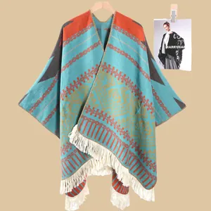 Detailaufnahme des Boho-Strickschals mit langen weißen Fransen und geometrischen Mustern