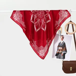 Elegante foulard di seta rosso con motivo a loto e bordo geometrico per donne di classe