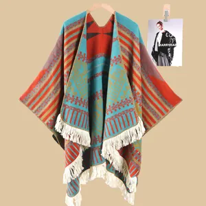 Vintage Damen-Cape mit Ethno-Geometriemuster, Jacquard-Gewebe und langen weißen Fransen