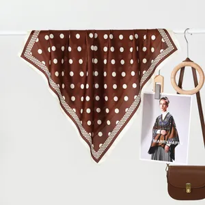 Classico foulard in seta marrone scuro a pois da donna con accessori di moda trendy