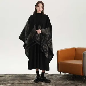 Cape poncho en tricot style forêt pour femme avec motif de paysage et ourlet fendu