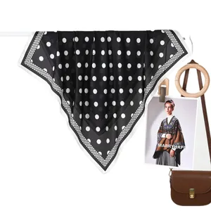 Elegante foulard in seta a pois bianchi e neri da donna in esposizione raffinata