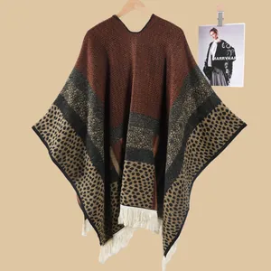 Detail eines Bohème-Strickponchos mit Leopardenmuster, Fransen und Streifenstruktur