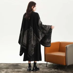 Cape tricotée style forêt avec motifs de paysages noir et gris pour l'automne
