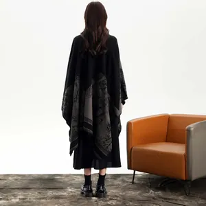 Châle cape tricoté chaud pour l'hiver avec motif cerf de forêt et design vintage