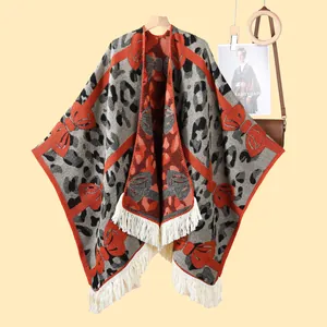 Dicker Poncho mit Leopardenmuster, roten Schleifen und weißen Fransen für den Winter