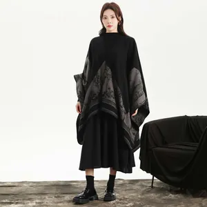 Poncho tricoté noir pour femmes avec un motif de paysage de montagne gris foncé