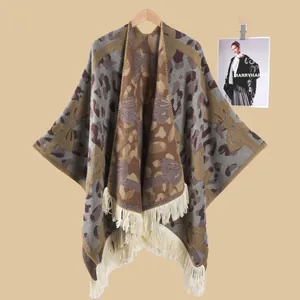 Nahaufnahme des ethnischen Jacquard-Strickschals mit abstrakten Mustern und Fransen