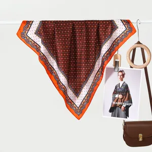 Klassisches quadratisches Seidentuch mit Paisle mit Paisleymuster in Karamellbraun und Orange