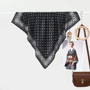 Eleganter Seidenschal mit schwarz-weißem geometrischem Muster und Boho-Elementen