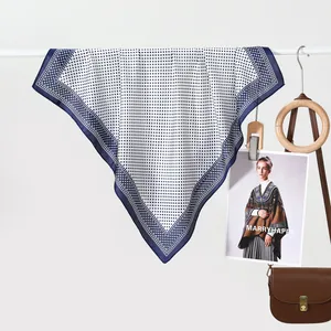 Klassischer dunkelblauer Seidenschal mit Punkten, elegant an einem Kleiderbügel aufgehängt