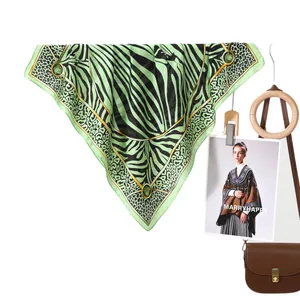 Pañuelo cuadrado de seda verde con estampado de leopardo, cebra y borde dorado